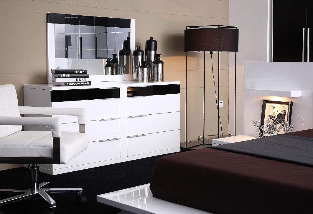 34" Lacquer MDF Platform Queen Bed