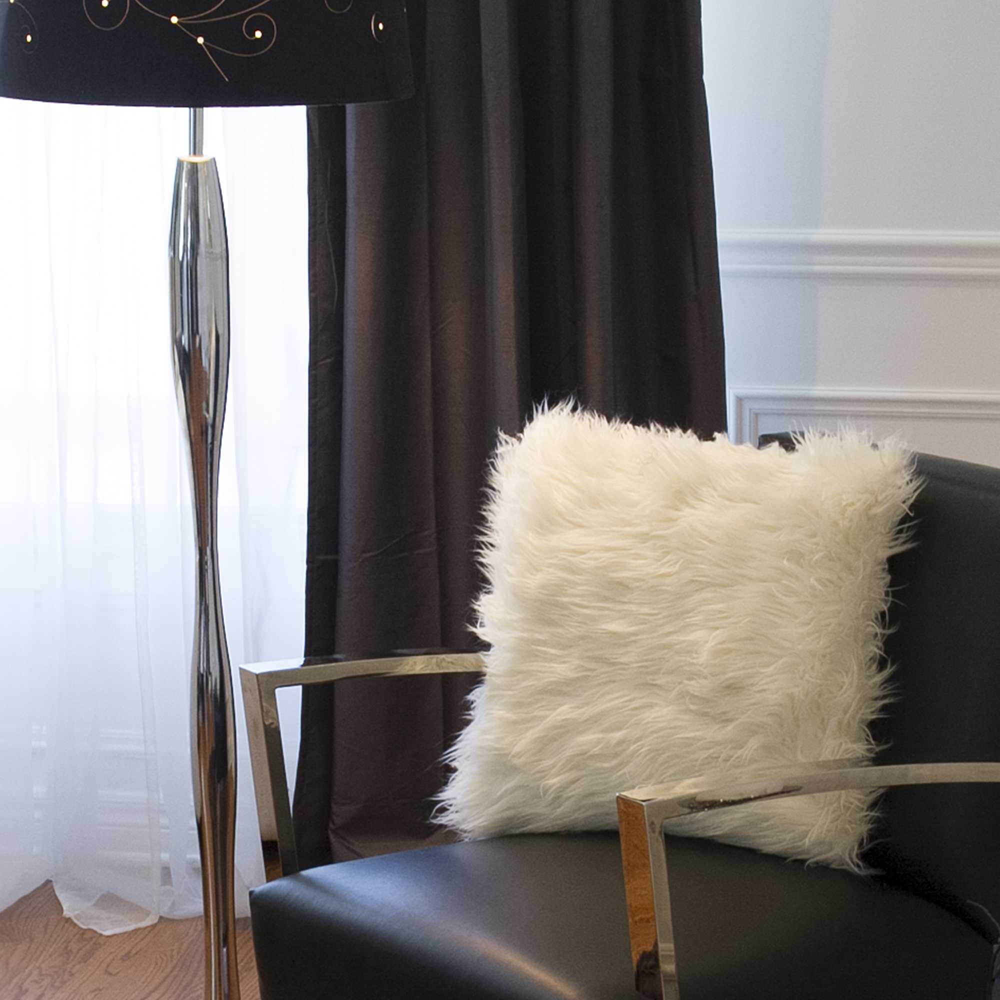 18" x 18" x 5" Off White Faux Fur - Pillow