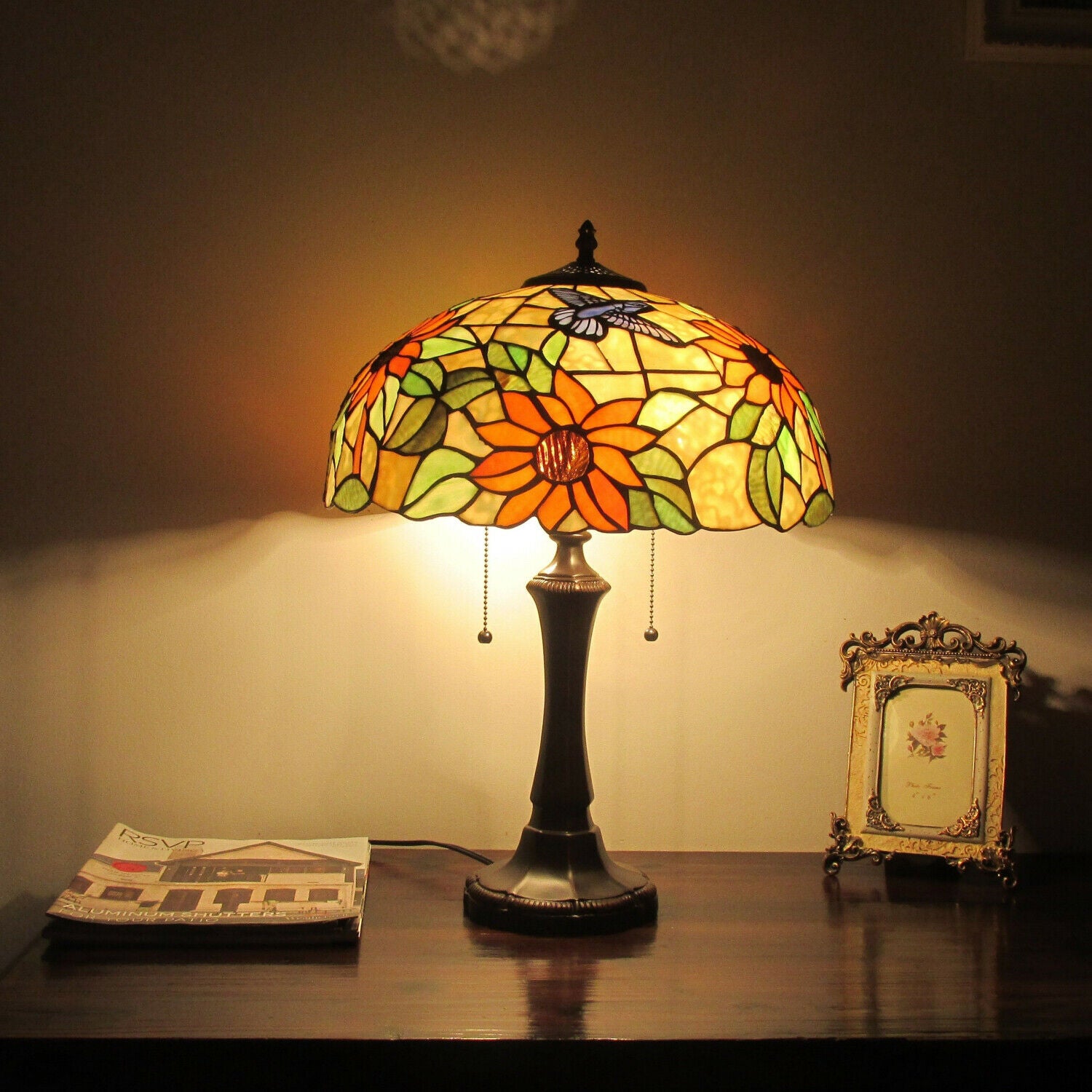 Tiffany-style White Flower Table Lamp