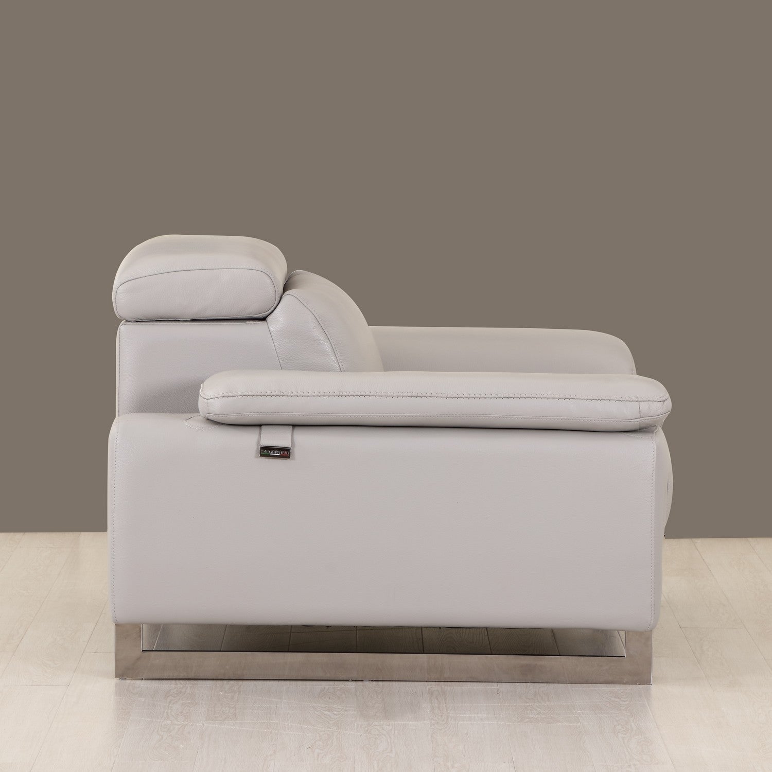 31" Light Grey Tasteful Leather Chair