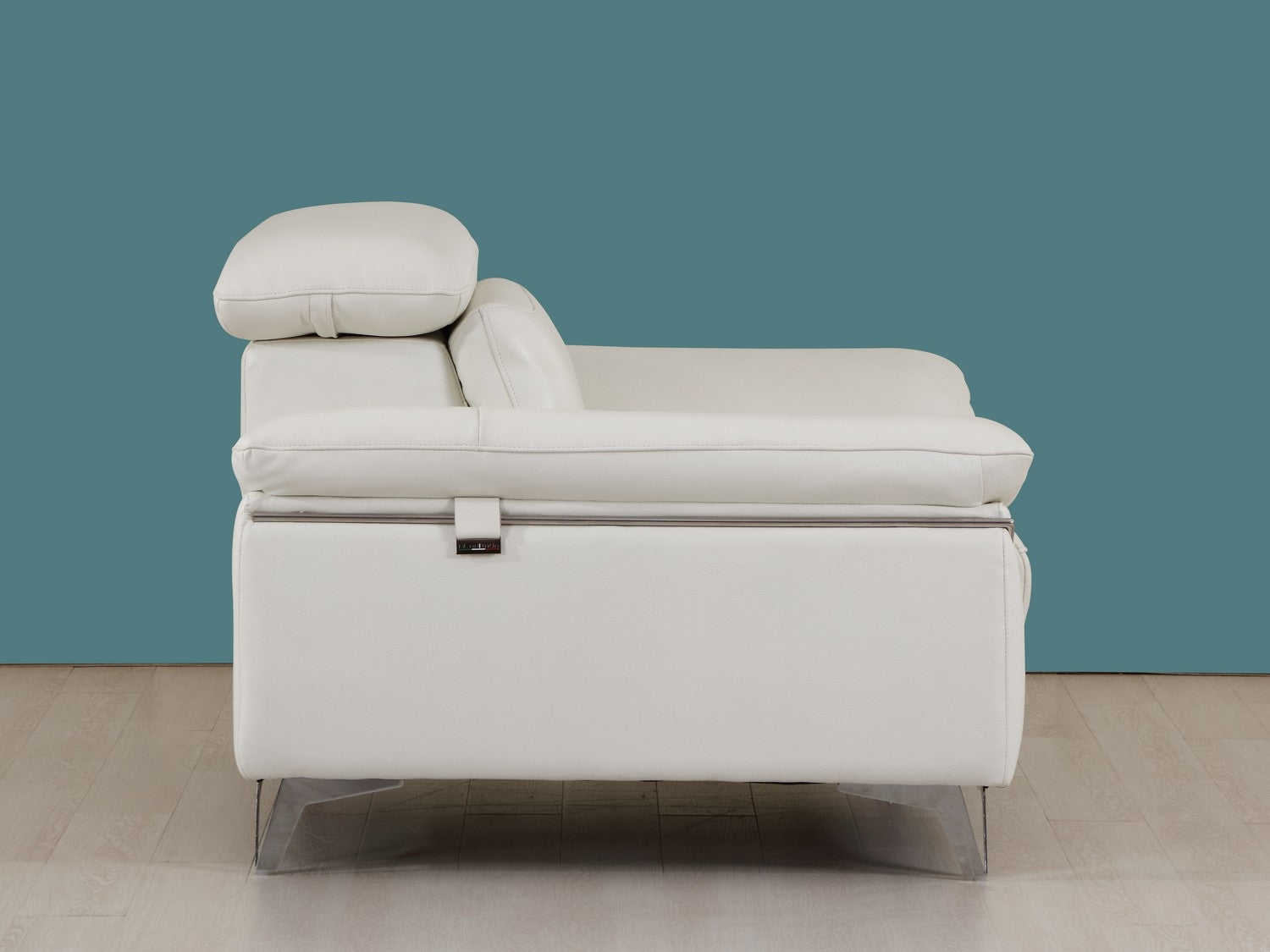 31" White Fashionable Leather Chair