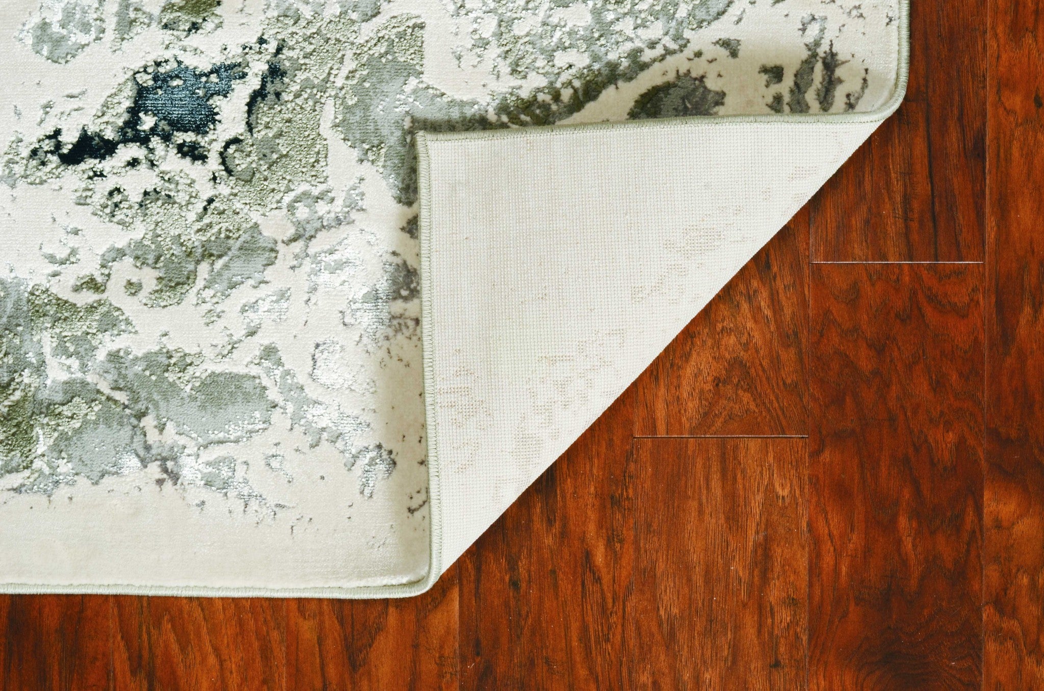 7' x 10'  Polyester Silver Area Rug