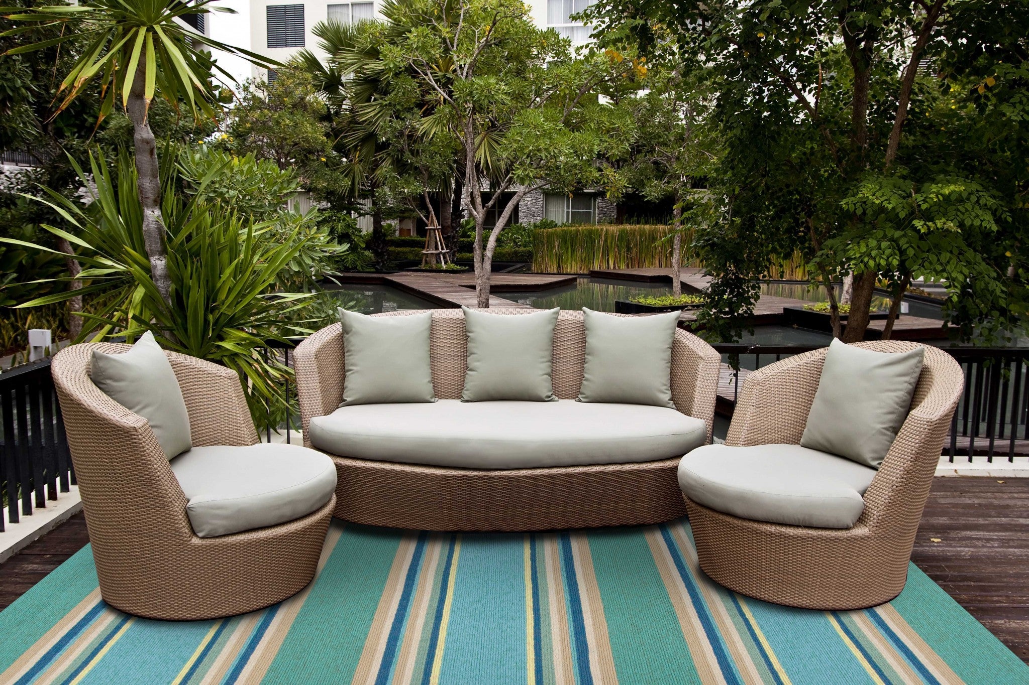 5' x 7' 6" UV treated Polypropylene Ocean Area Rug