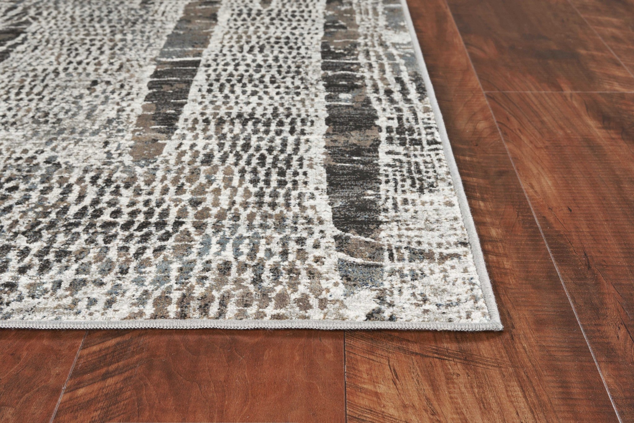 5' x 7'  Viscose Silver Area Rug