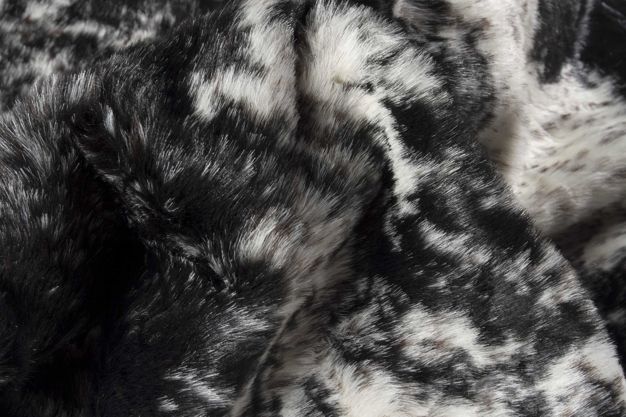 0.8" x 90" x 63" Acrylic Plush, Polyester S&P Black White Rug