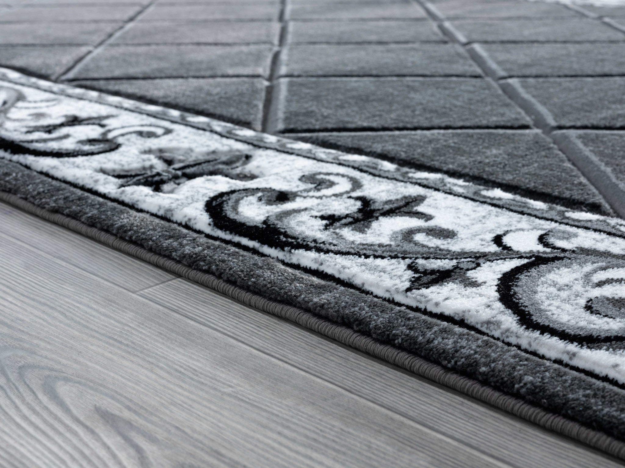 22" x 32" Grey Olefin / Polypropylene Accent Rug