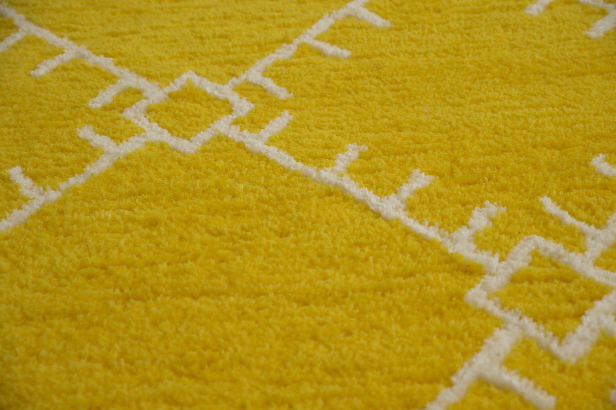 94" x 126" Yellow Polyester Oversize Rug
