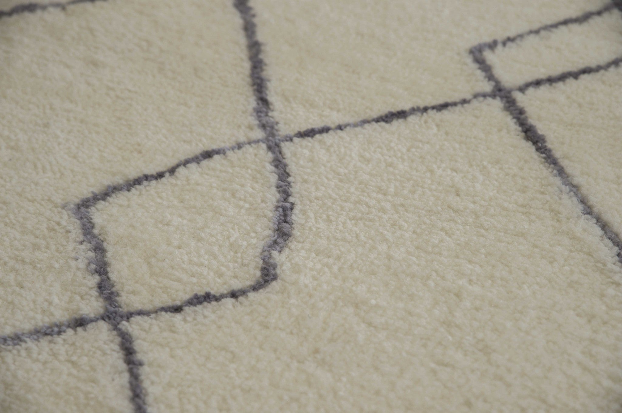 94" x 126" Grey Polyester Oversize Rug