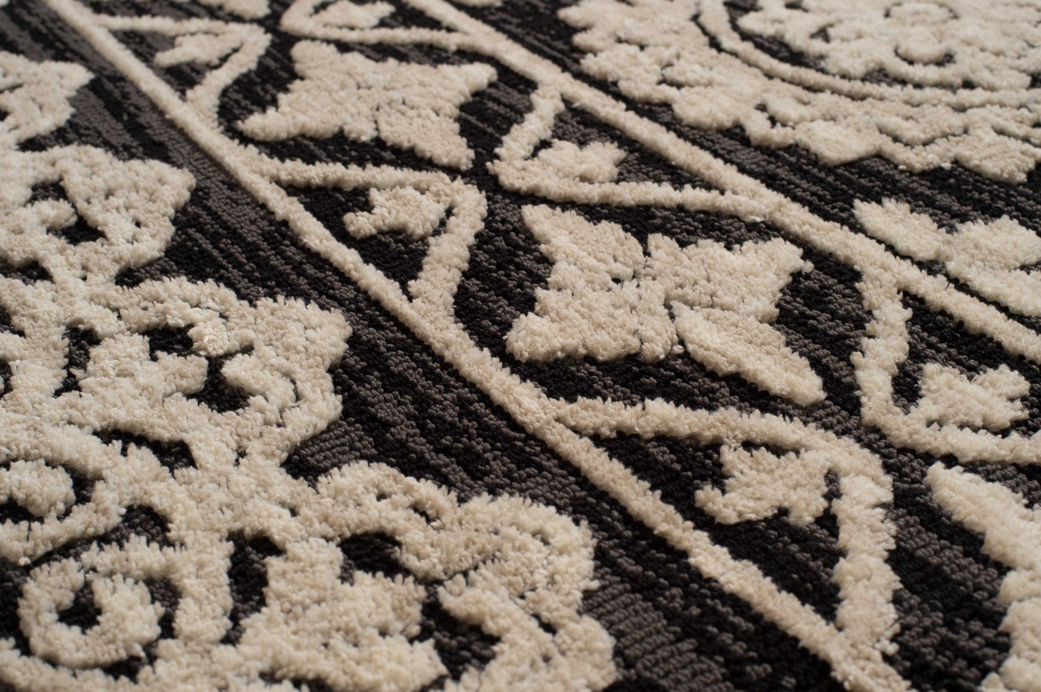 31" x 47" Onyx Polyester Runner Rug