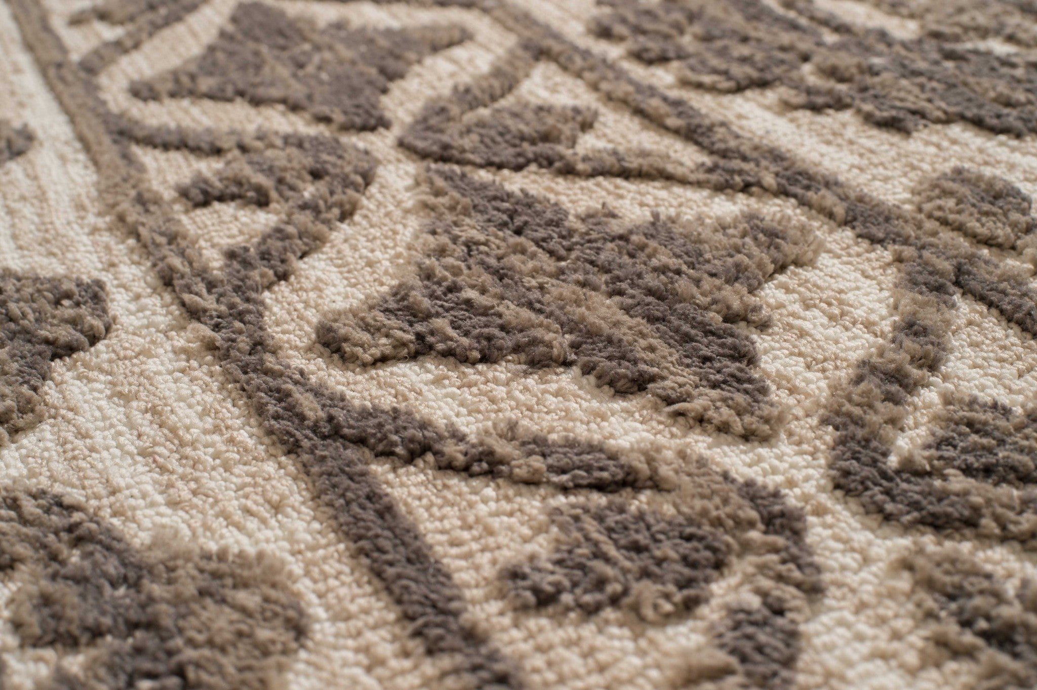 31" x 47" Cream Polyester Runner Rug