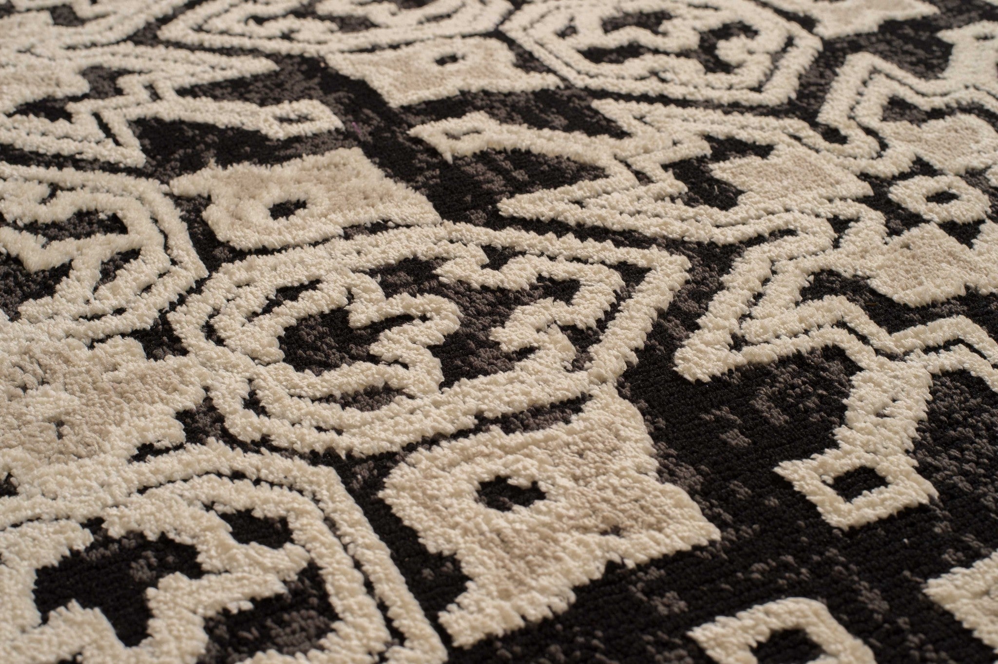 31" x 47" Onyx Polyester Runner Rug