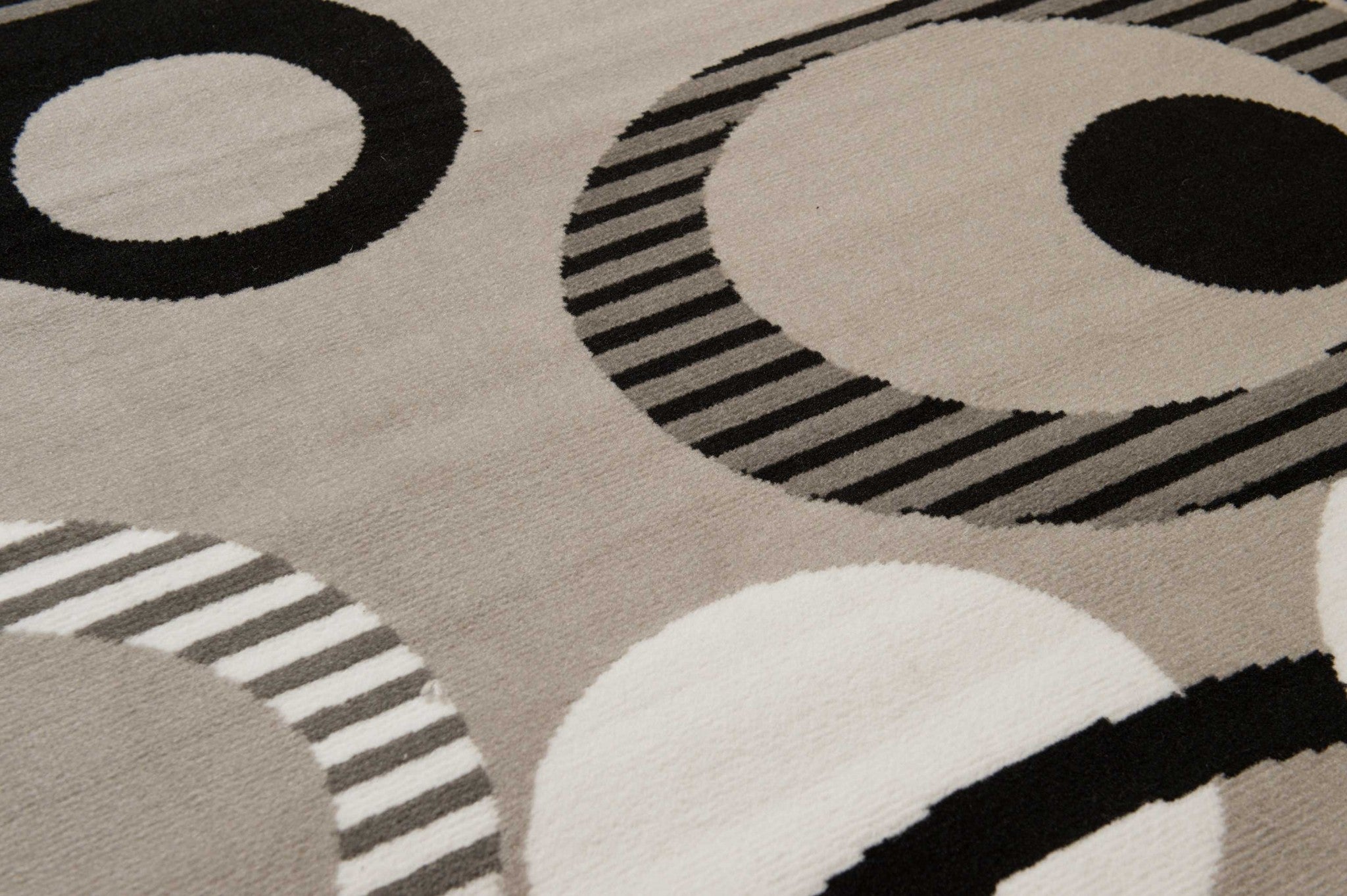 94" x 126" Silver Polypropyelene Oversize Rug