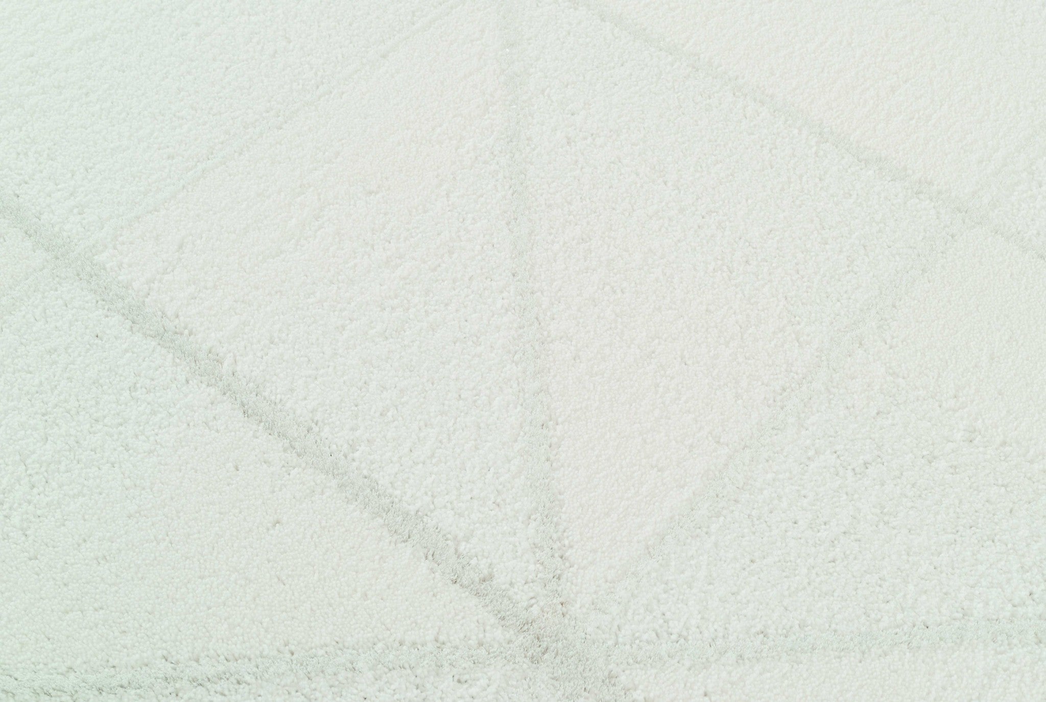 63" x 90" White Polyester / Olefin Area Rug