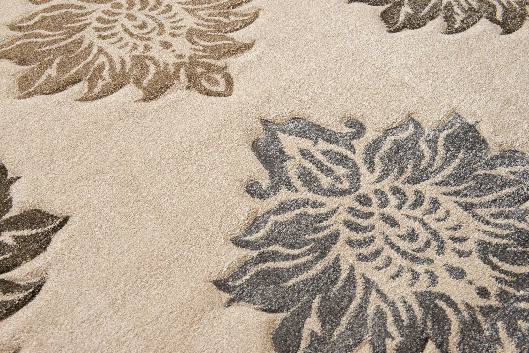 94" x 134" Cream Polypropylene Oversize Rug