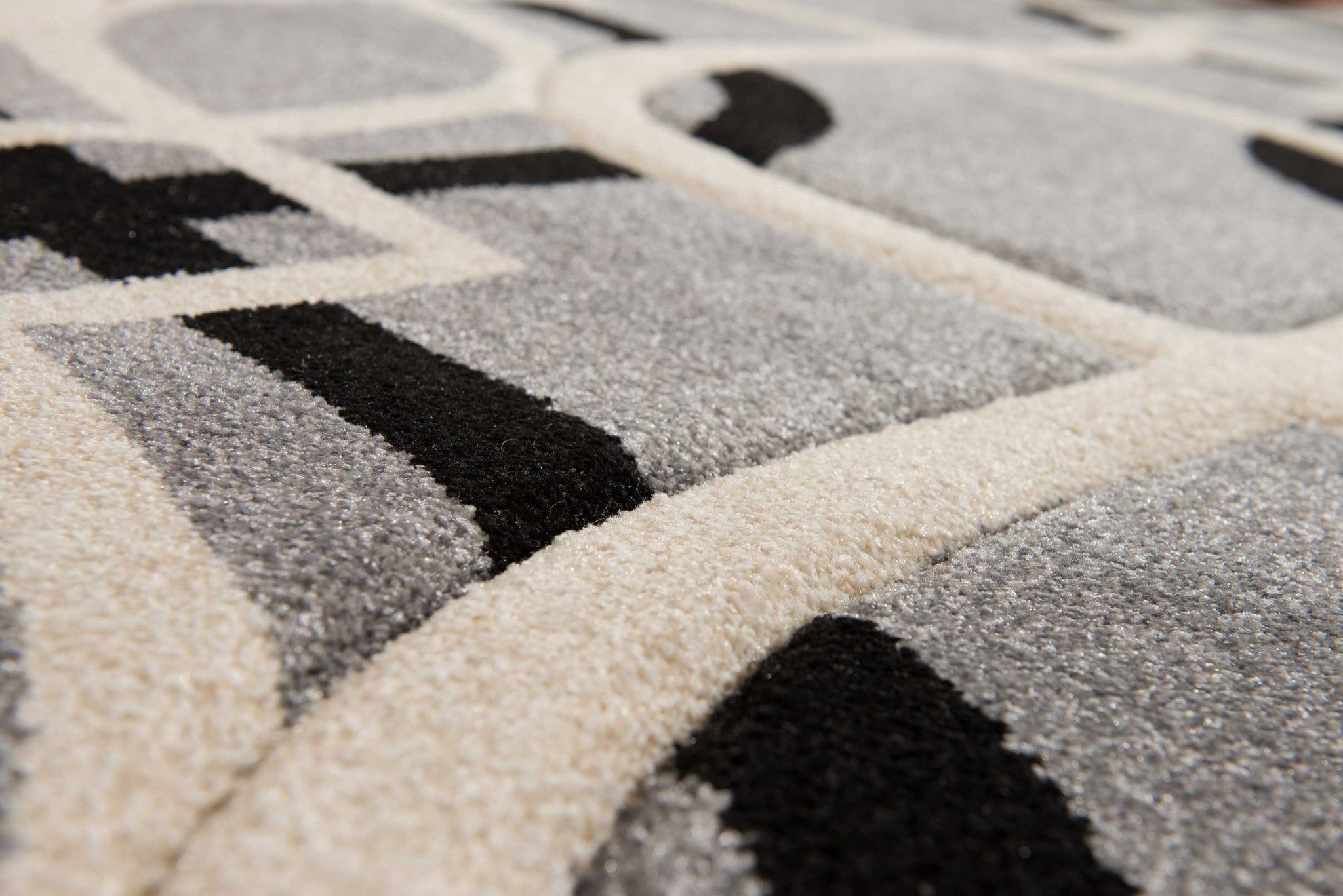 94" x 134" Grey Polypropylene Oversize Rug