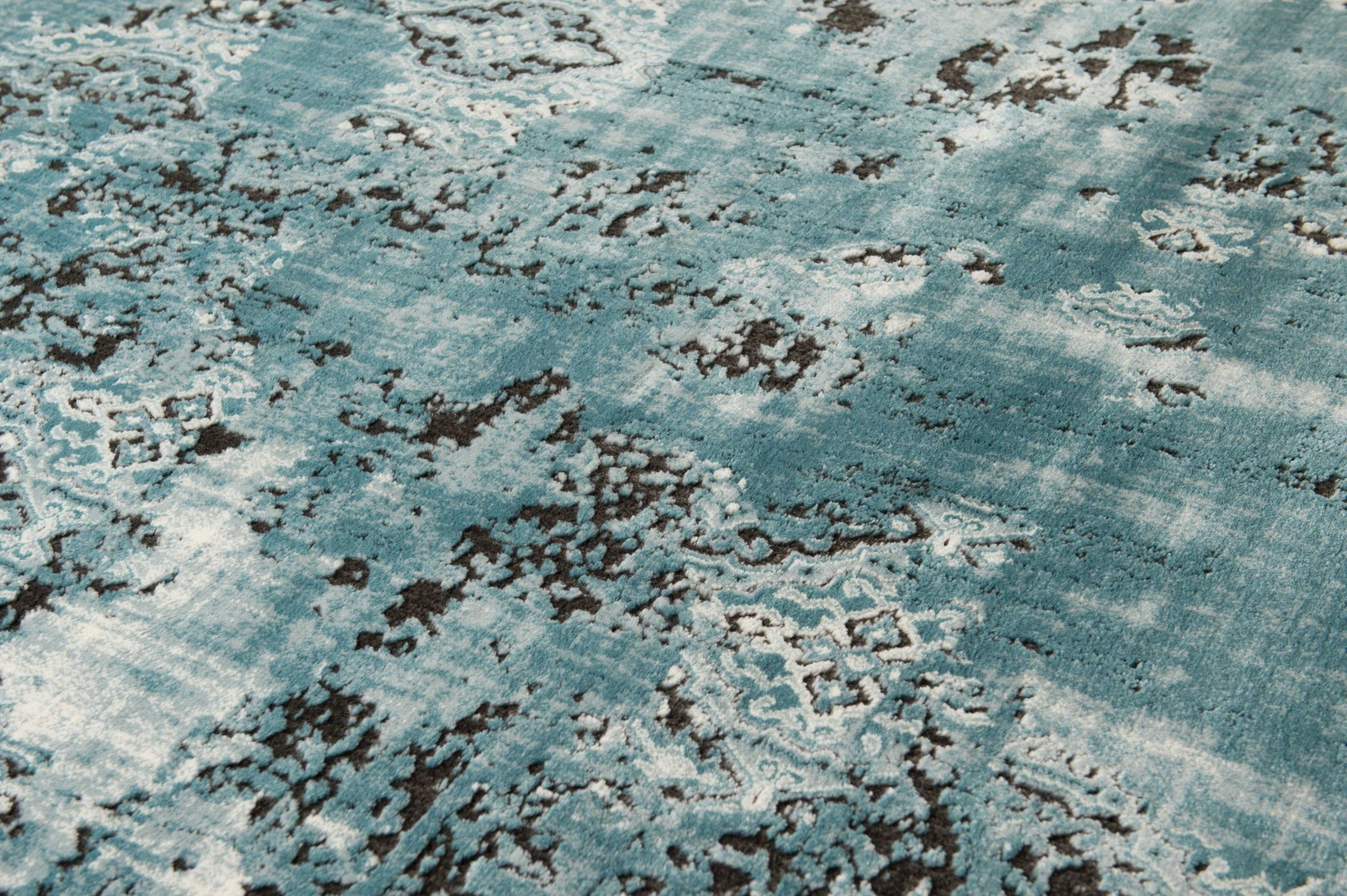 94" x 126" Aqua Polypropylene / Polyester Oversize Rug