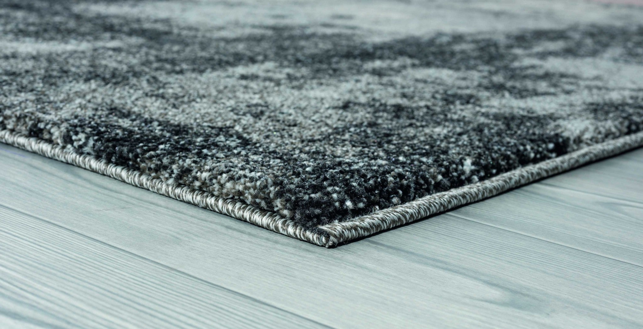 31" x 50" Grey Polypropylene Accent Rug