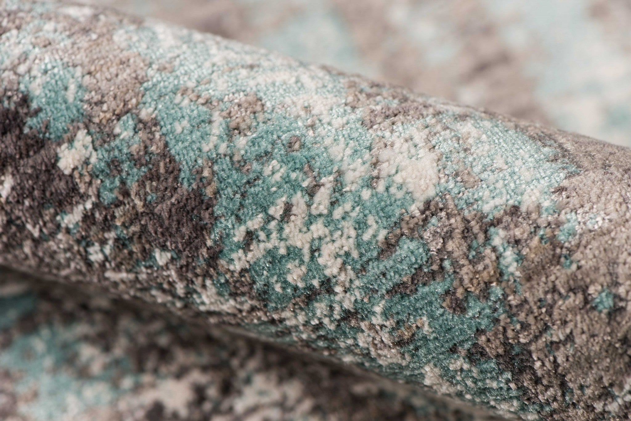 2.6" X8" X 0.38" Gray  Polyester Area Rug