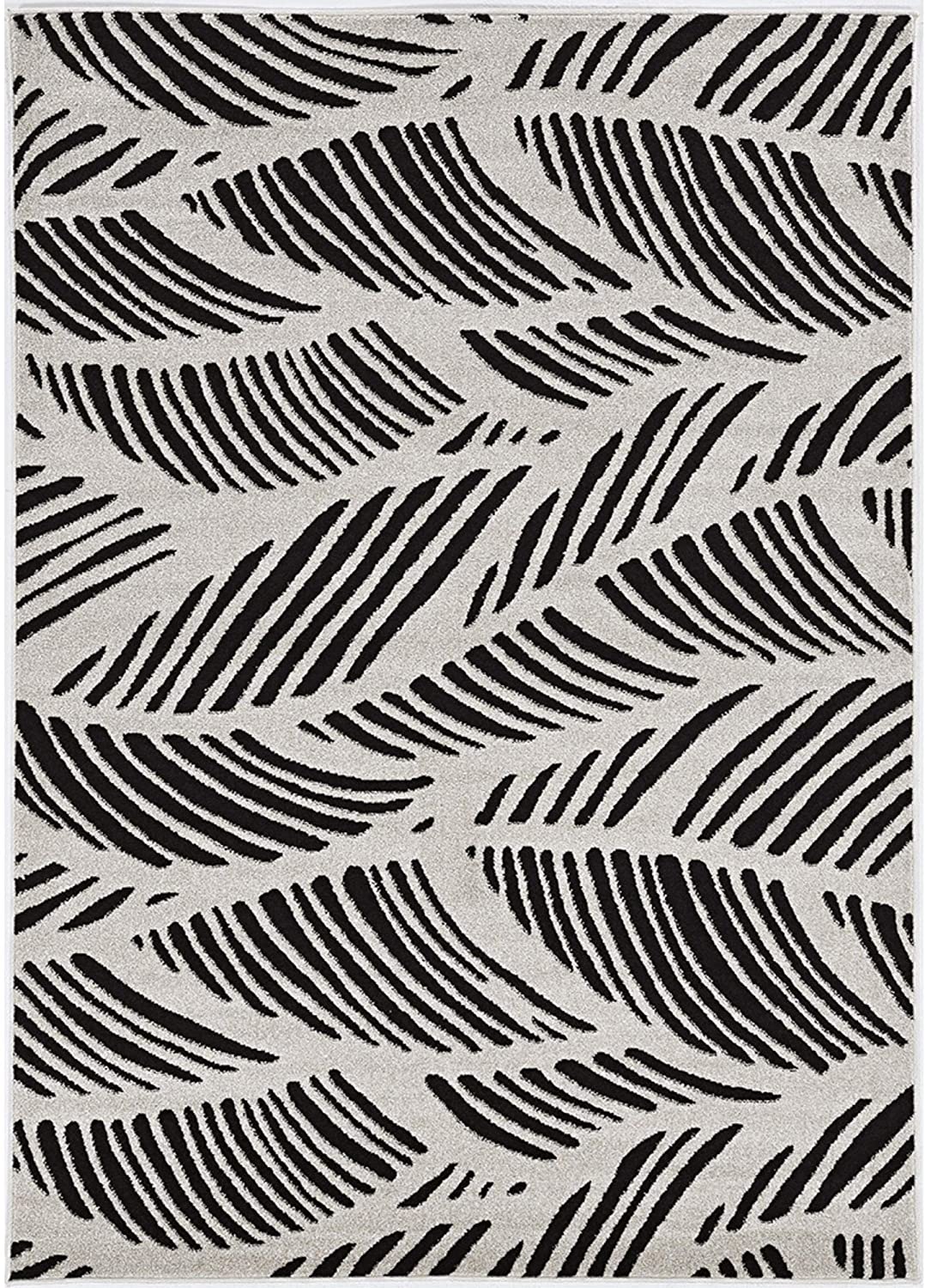 91" X 130" X 0.5" Black White Polypropelene Rug
